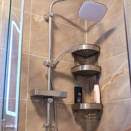 فندق Luxuri By Alz 5*