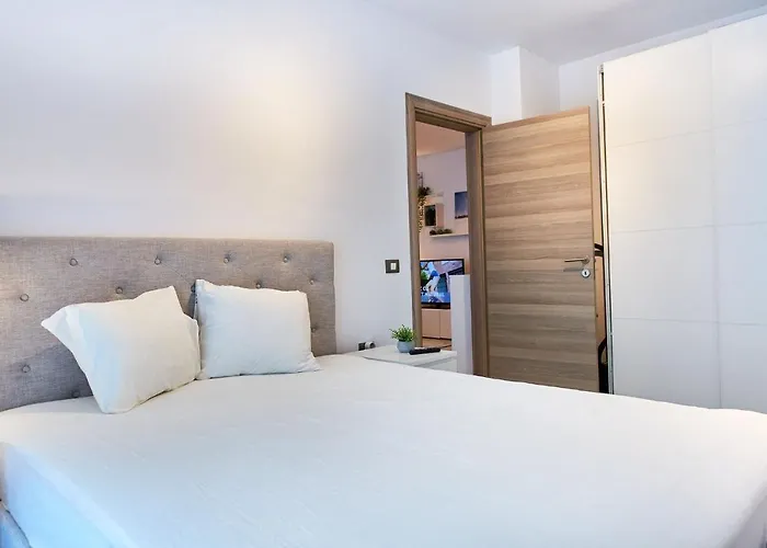 Luxuri By Alz Navodari